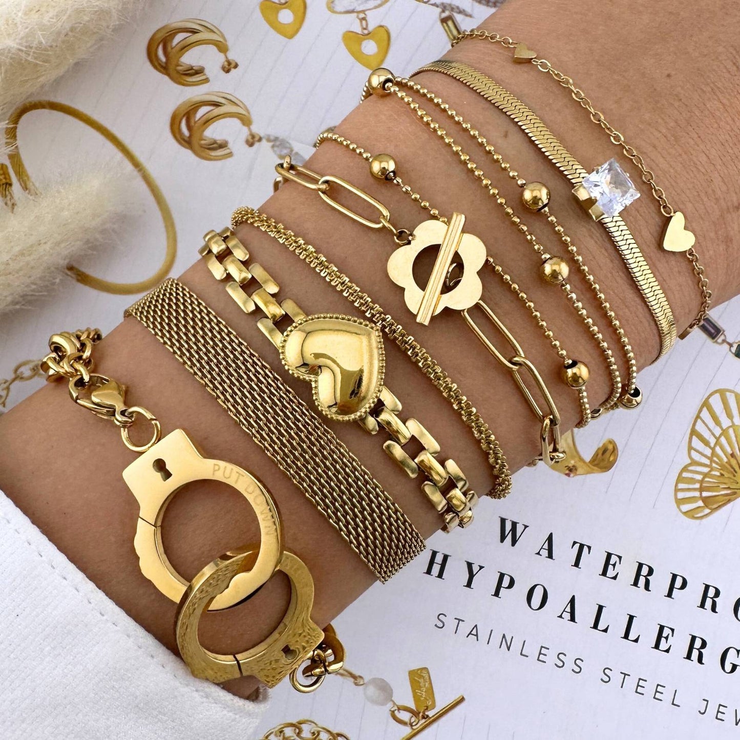 Gold plated Unique Flower bracelet. Best price interlocking bracelet in Savannah USA .
