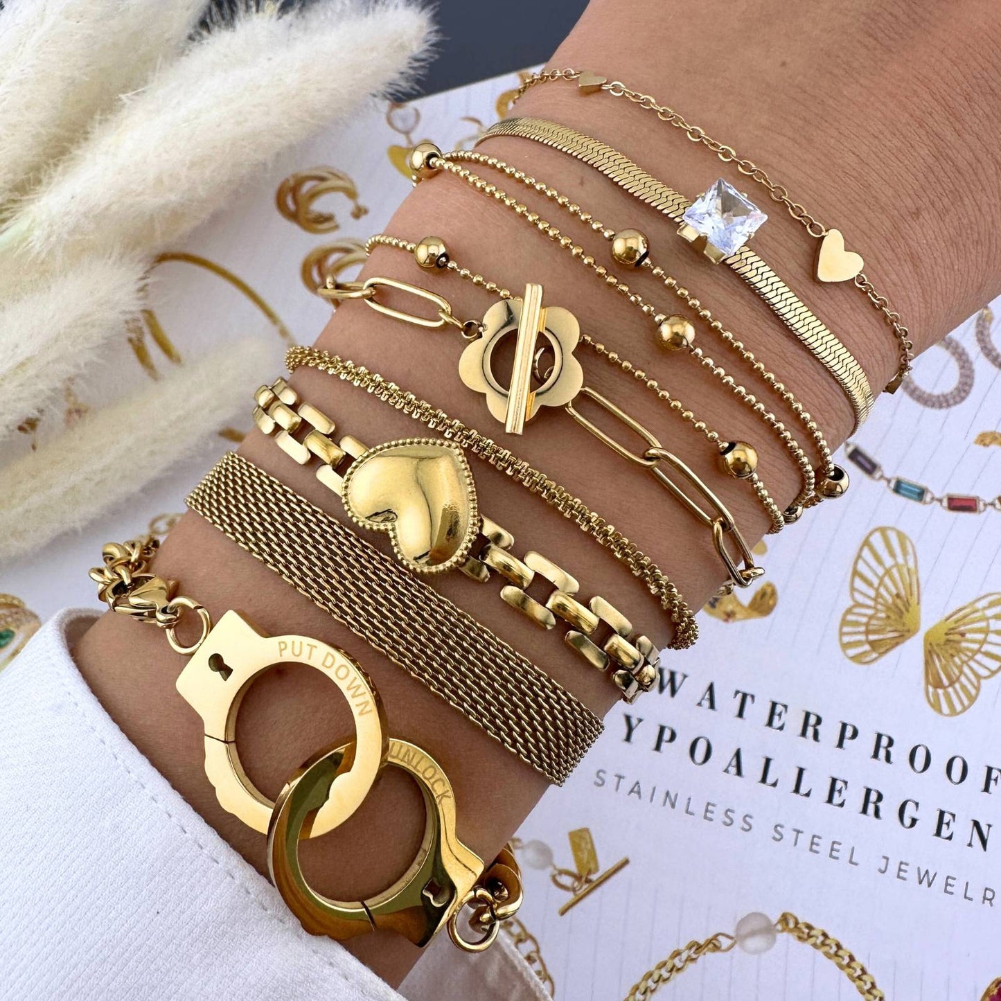 Gold plated Unique Flower bracelet. Best price interlocking bracelet in Savannah USA .