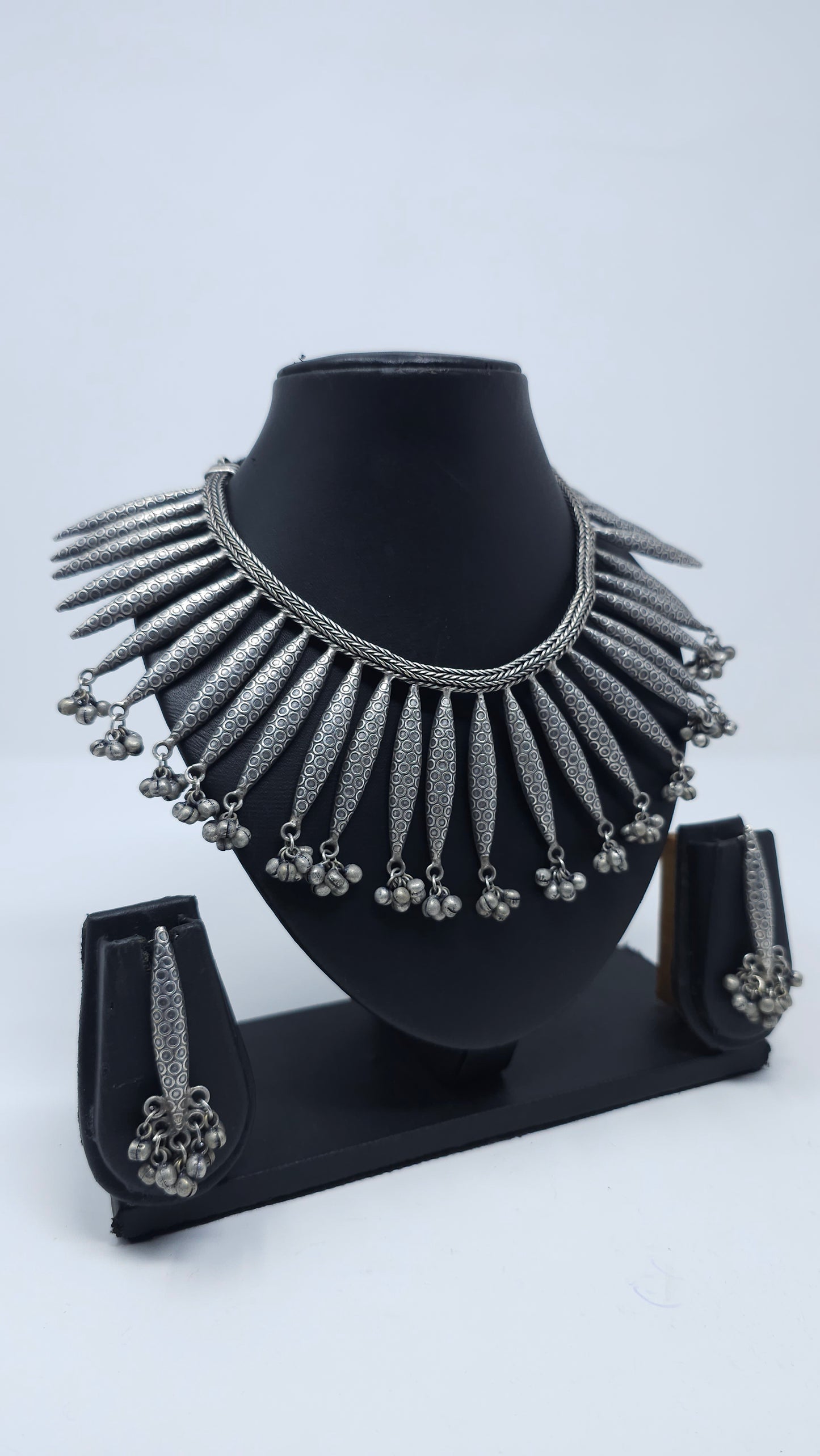 Patterned Petal Statement Choker Set