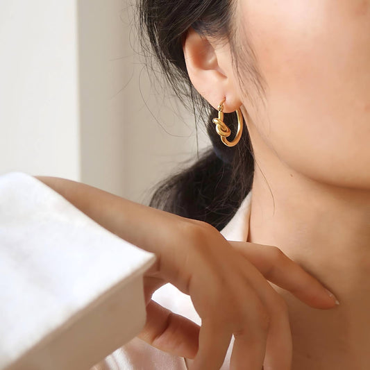 Discover the perfect gift this holiday season with our stunning 18k gold-plated anti-tarnish jewelry. Ideal as a New Year or Christmas gift, these elegant pieces are designed to shine for years, making them the best choice for her. Elevate any outfit with this timeless jewelry apparel, crafted for beauty and durability. A thoughtful accessory and the ultimate Best Buy for someone special!