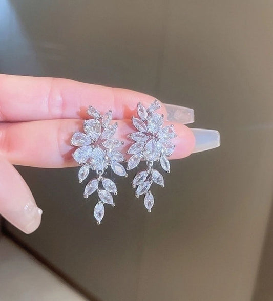18K Gold Plated Anti Tarnish Earrings.
Make a bold statement with these sterling silver leaf chandelier earrings. Featuring sparkling crystal drops, perfect for weddings, parties, or elegant evenings.
