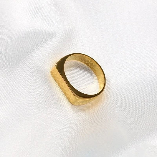 Set of anti-tarnish rings in gold and silver tones, stackable and resistant to fading or discoloration, perfect for daily wear