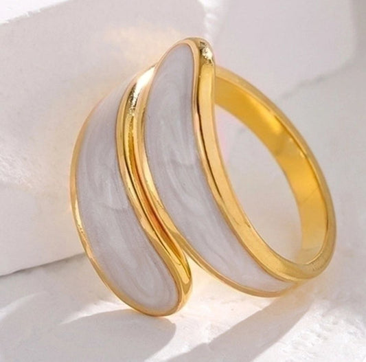 Set of anti-tarnish rings in gold and silver tones, stackable and resistant to fading or discoloration, perfect for daily wear