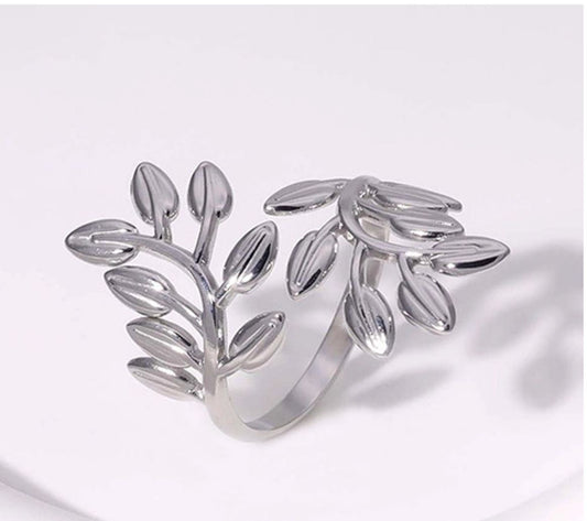 Set of anti-tarnish rings in gold and silver tones, stackable and resistant to fading or discoloration, perfect for daily wear