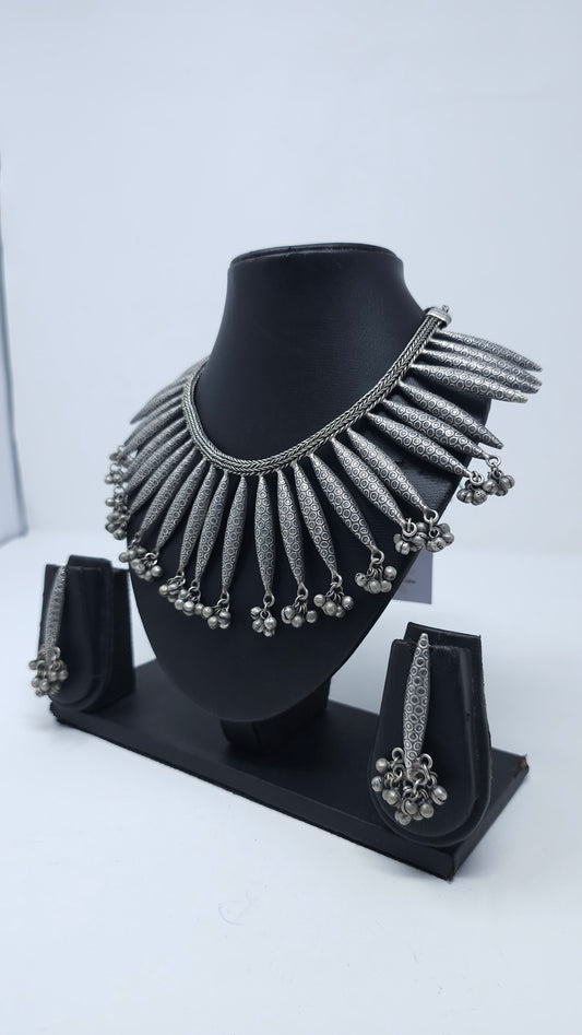 Patterned Petal Statement Choker Set