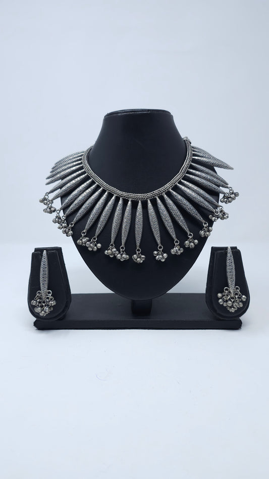 Patterned Petal Statement Choker Set